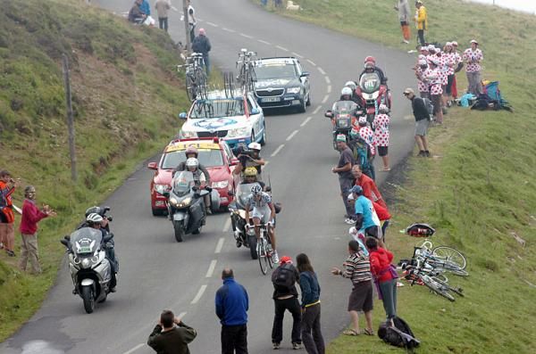 J&eacute;r&eacute;my Roy (FDJ) alone in the lead on the Col d&rsquo;Aubisque.