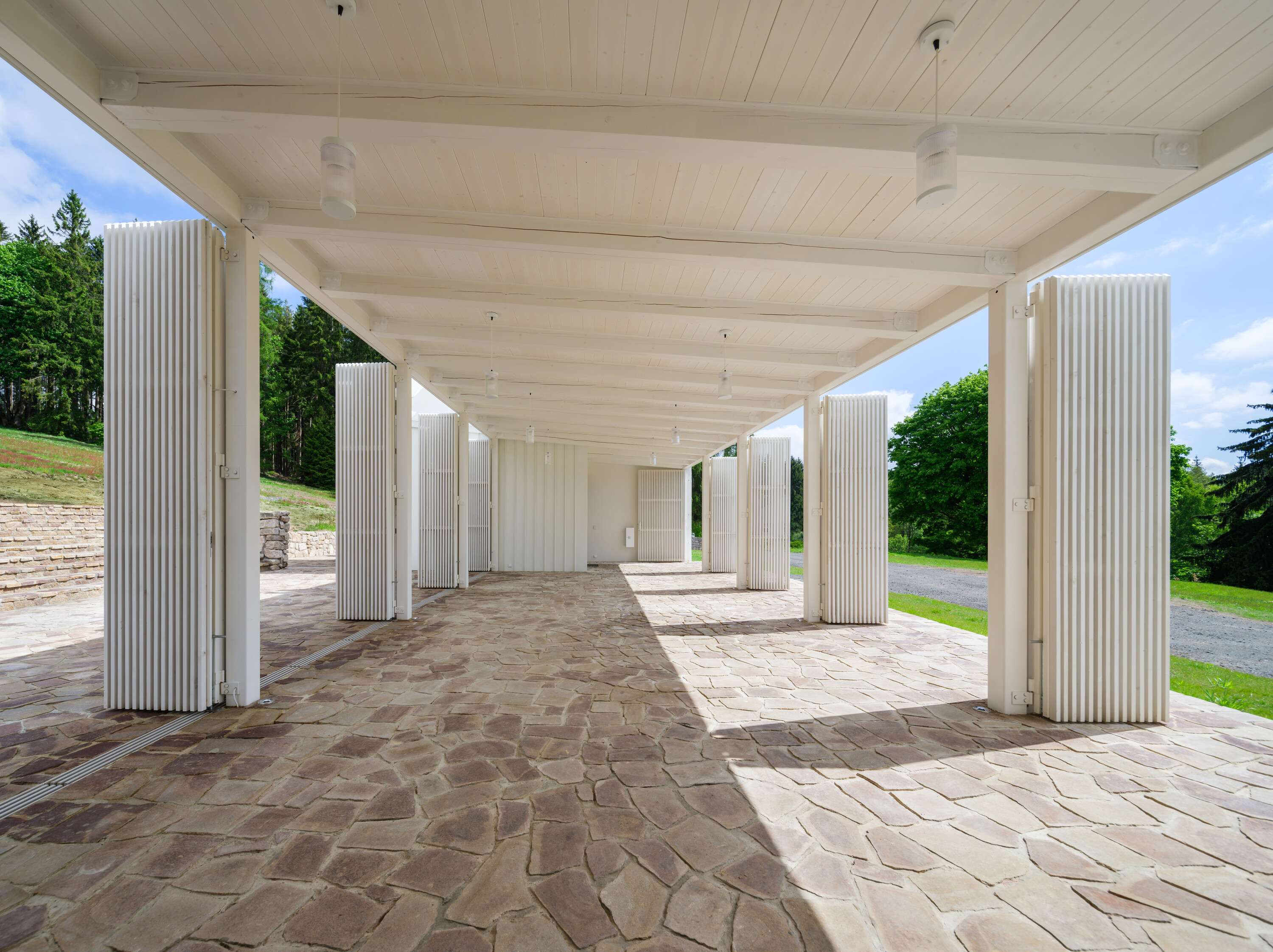 A covered area unites the old and new houses