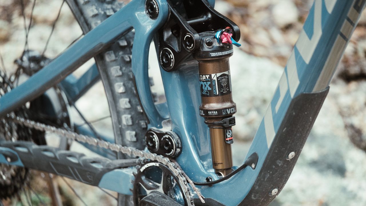 Pivots new Shadowcat bike downtube mounts