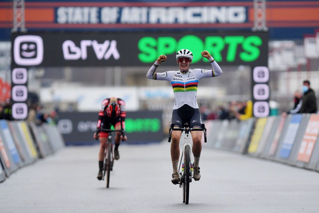 ZOLDER BELGIUM DECEMBER 27 Lucinda Brand of The Netherland and Team Baloise Trek Lions celebrates winning ahead of Fem Van Empel of The Netherlands and Team Pauwels Sauzen Bingoal during the 17th Superprestige HeusdenZolder 2021 Womens Elite SuperprestigeCX SPHeusdenZolder on December 27 2021 in Zolder Belgium Photo by Luc ClaessenGetty Images