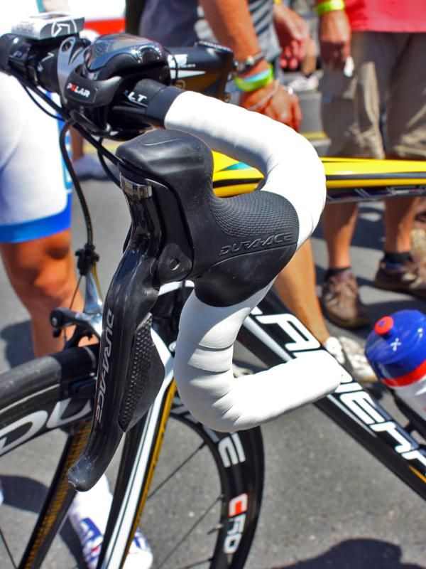 Shimano Dura-Ace Di2 levers are clamped around traditional-profile PRO handlebars on this Francaise des Jeux machine.