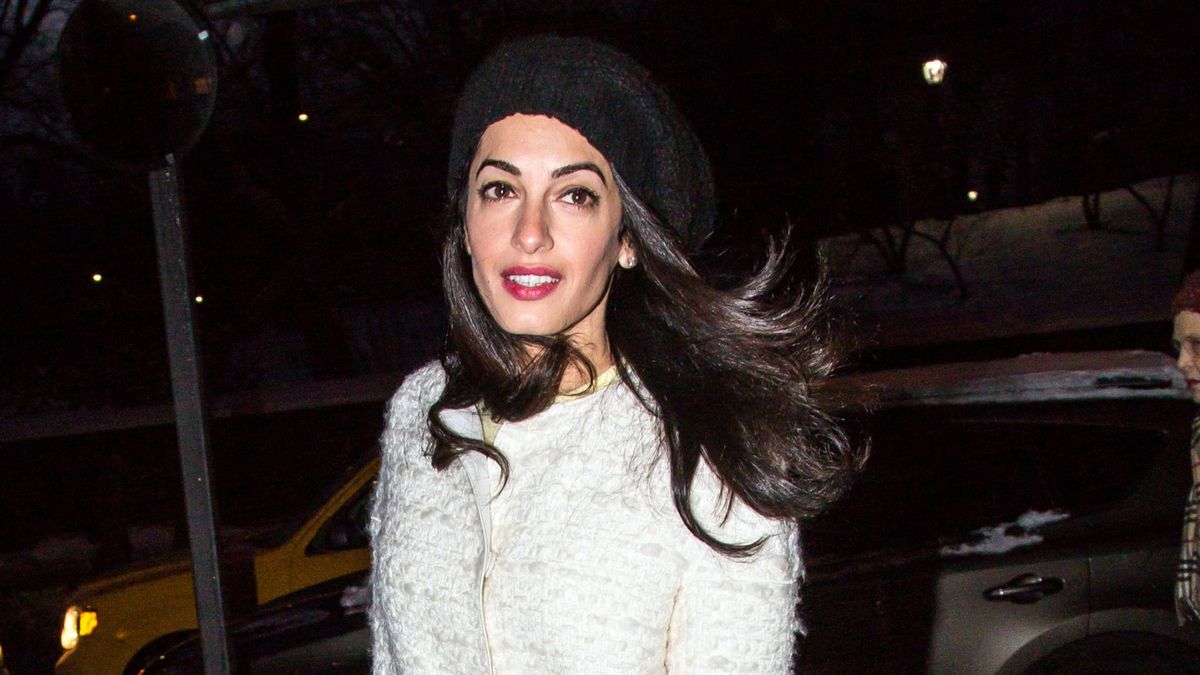 Le manteau bouclé chic, le pantalon en cuir et le bonnet tricoté douillet d'Amal Clooney prouvent que les superpositions hivernales ne doivent pas être ennuyeuses