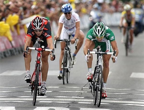Imanol Erviti Ollo (Caisse d'Epargne) outsprints Nicolas Roche (Cr&eacute;dit Agricole) for the win.
