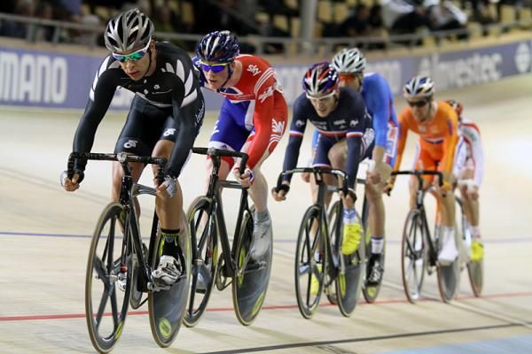 Myron Simpson (New Zealand) leads the chasers in the scratch race in the men's omnium.