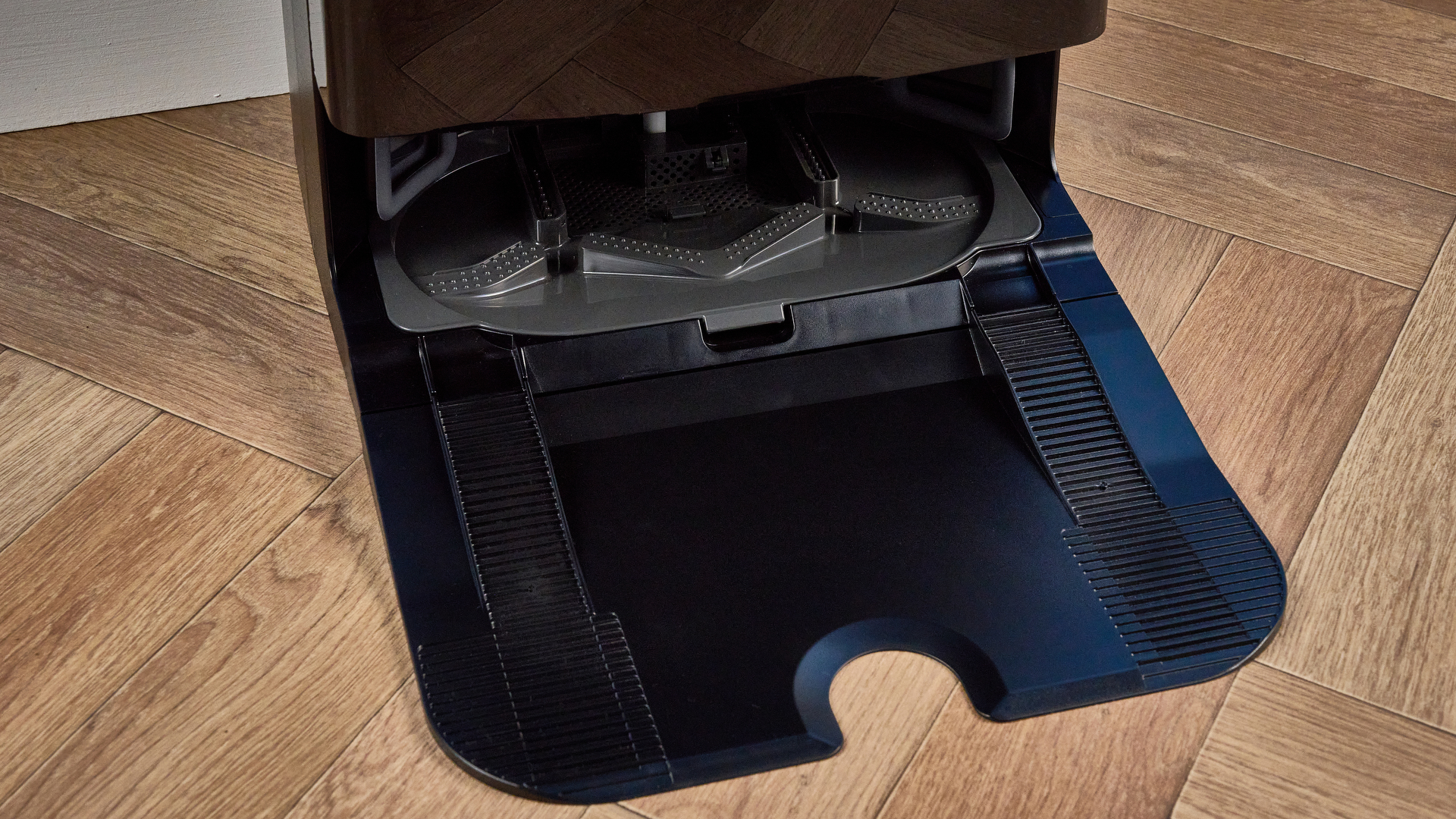 Docking station of the Roborock QV 35S photographed in front of a blue background