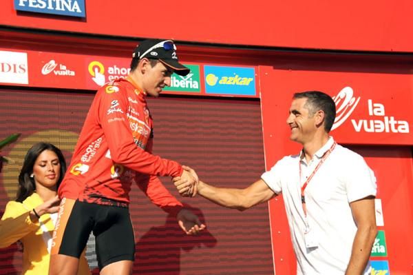 New Vuelta leader Igor Anton (Euskaltel - Euskadi) is congratulated by Laurent Jalabert.