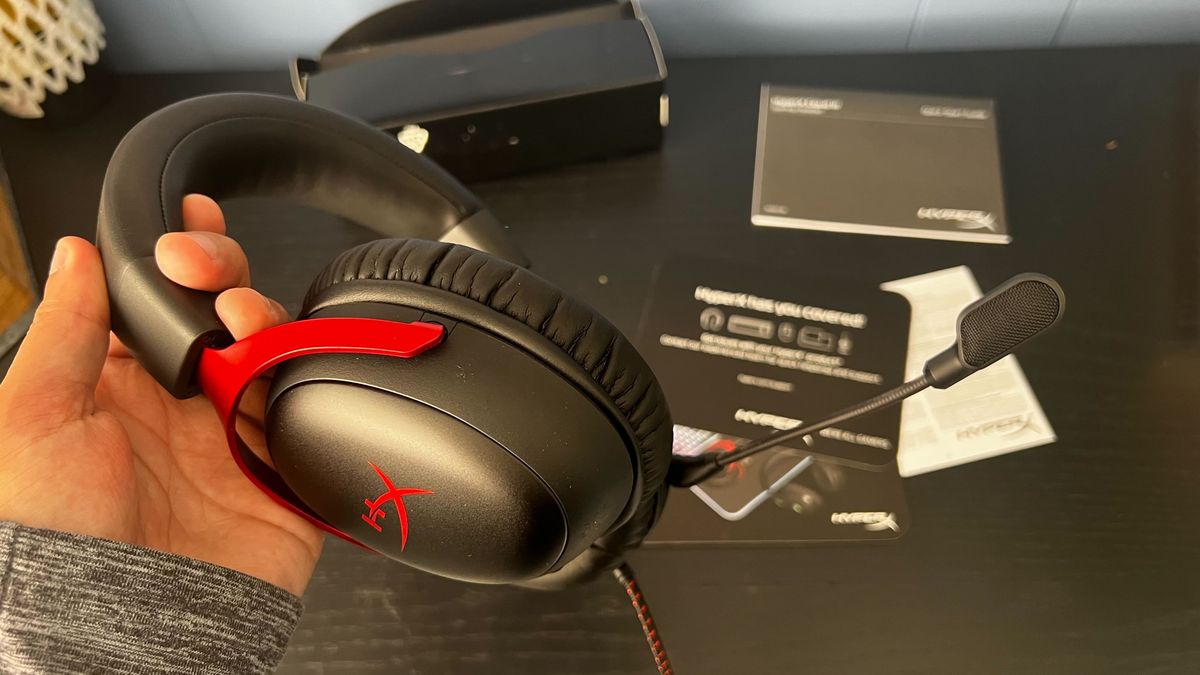 HyperX Cloud III earcup view.