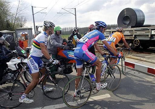 A train held up the chasing trio with 10km to go in the 2006 Paris-Roubaix