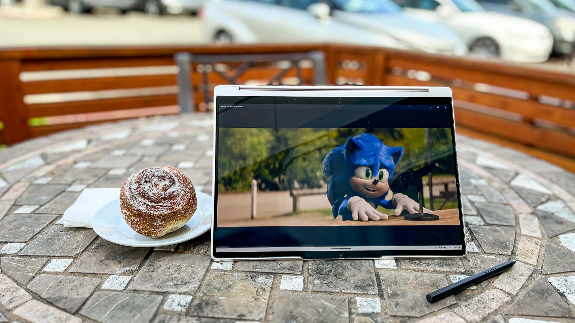 Unidad de revisión Lenovo Yoga 9i Gen 8 en una mesa al aire libre