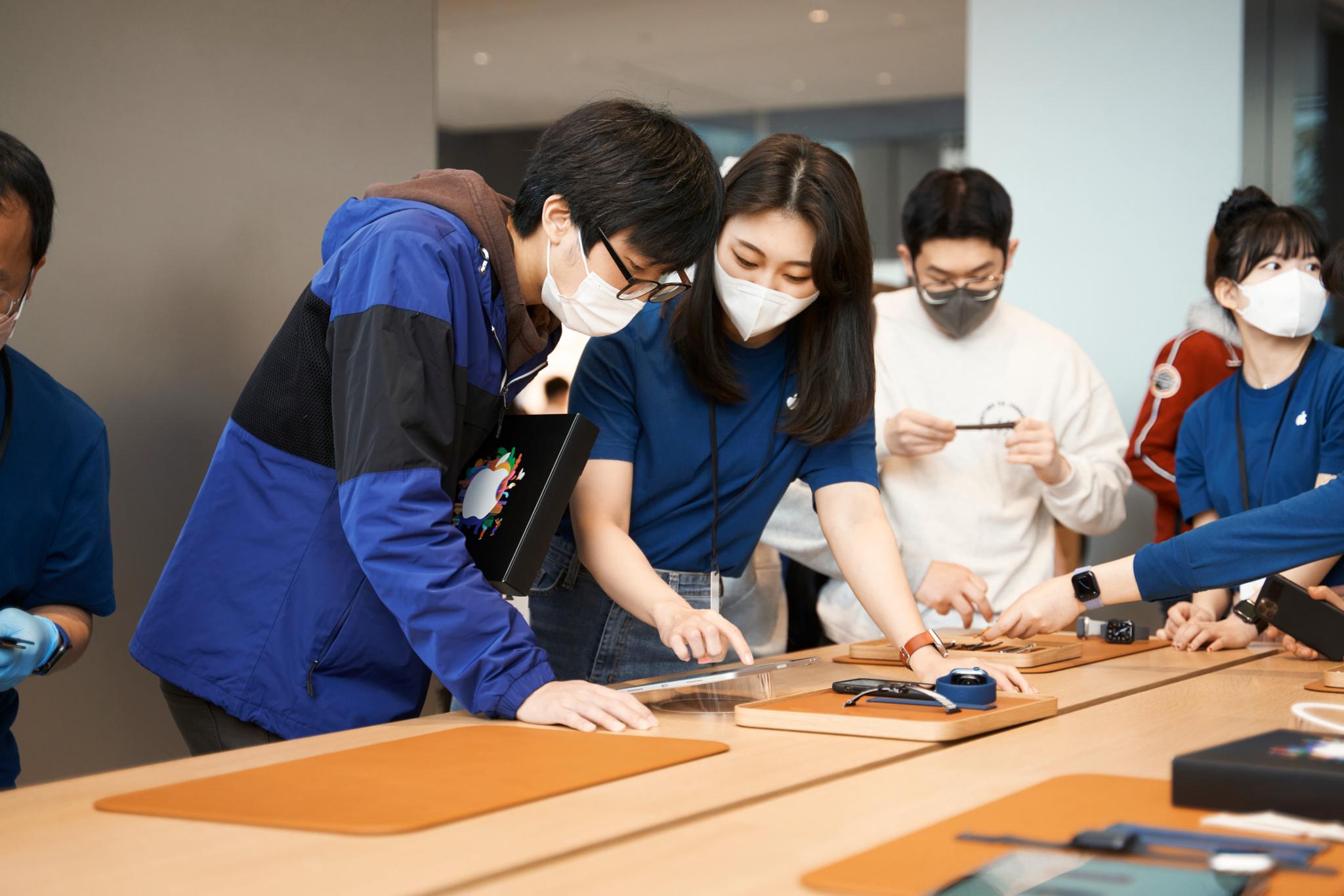 Apple Myeongdong Opening Day Team Member And Customer