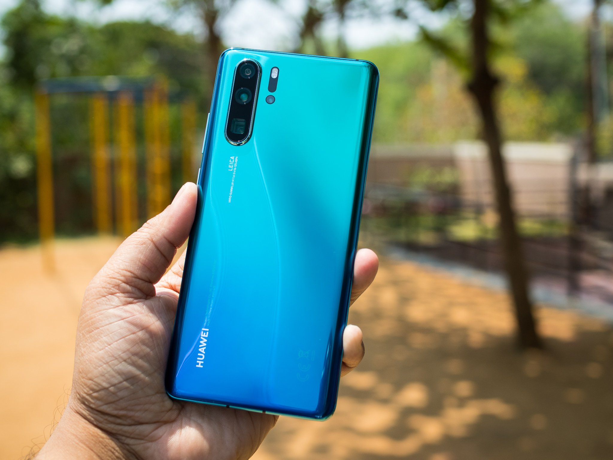 Huawei новости. Huawei ban 7 голубые