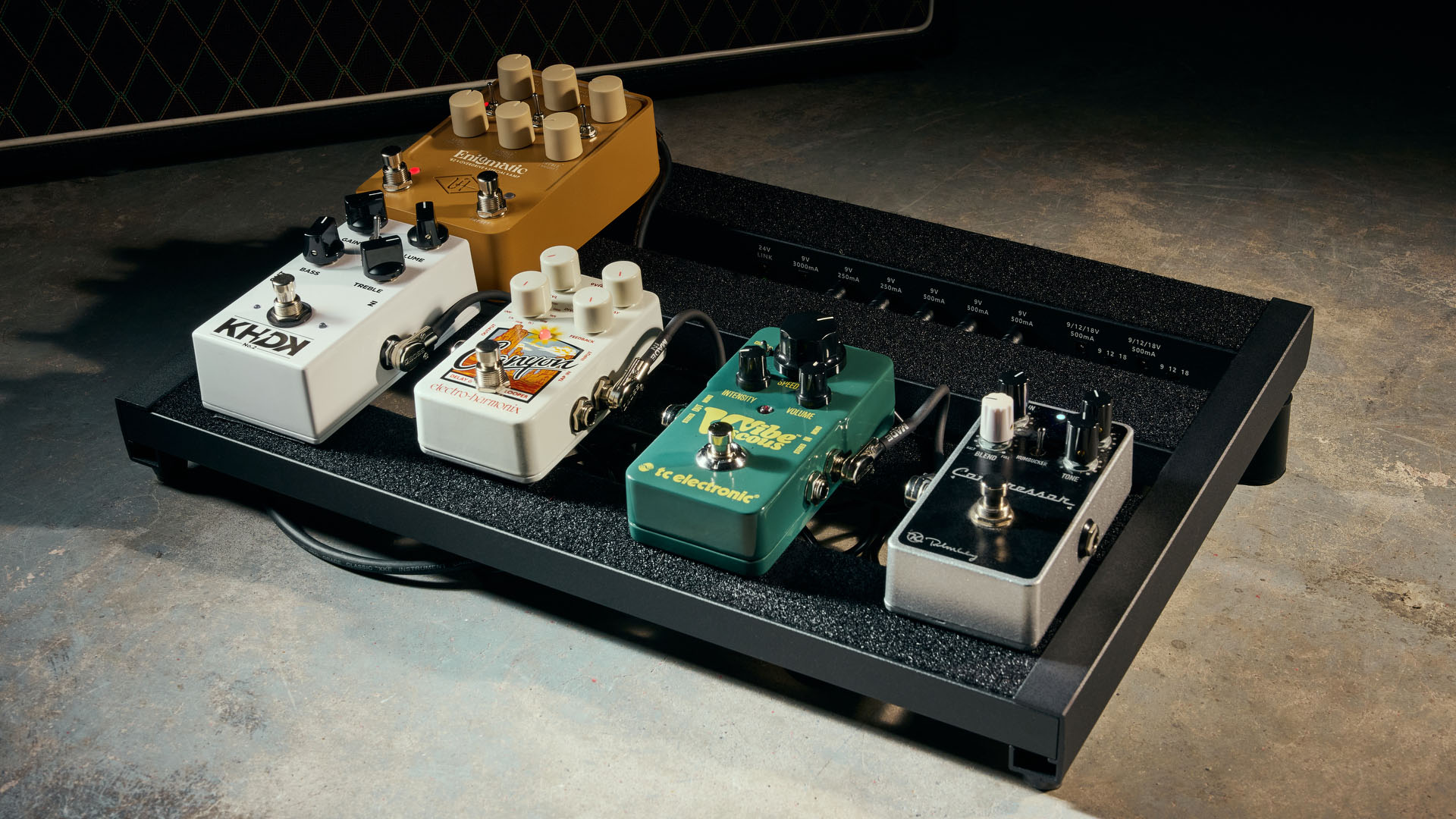 The Harley Benton SpaceShip 40 is a pedalboard with an integrated power supply, and battery power.