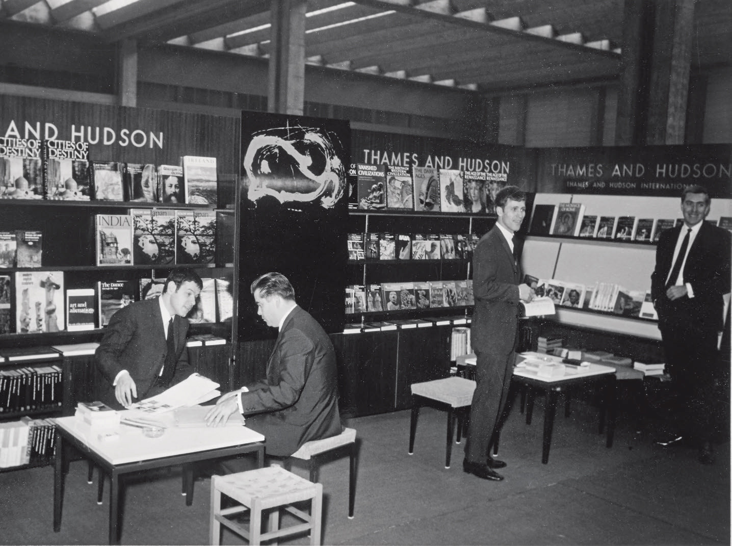 Thomas Neurath (left) at the Frankfurt Book Fair in 1967