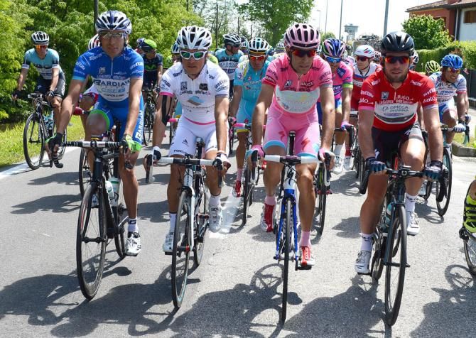 Stefano Pirazzi, Carlos Betancur, Vincenzo Nibali and Mark Cavendish at the front of the peloton