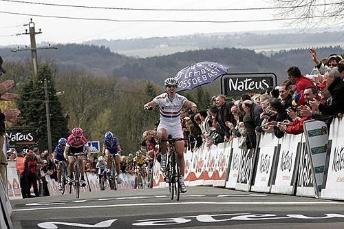 Cooke winning the womens Fl&egrave;che Wallonne.