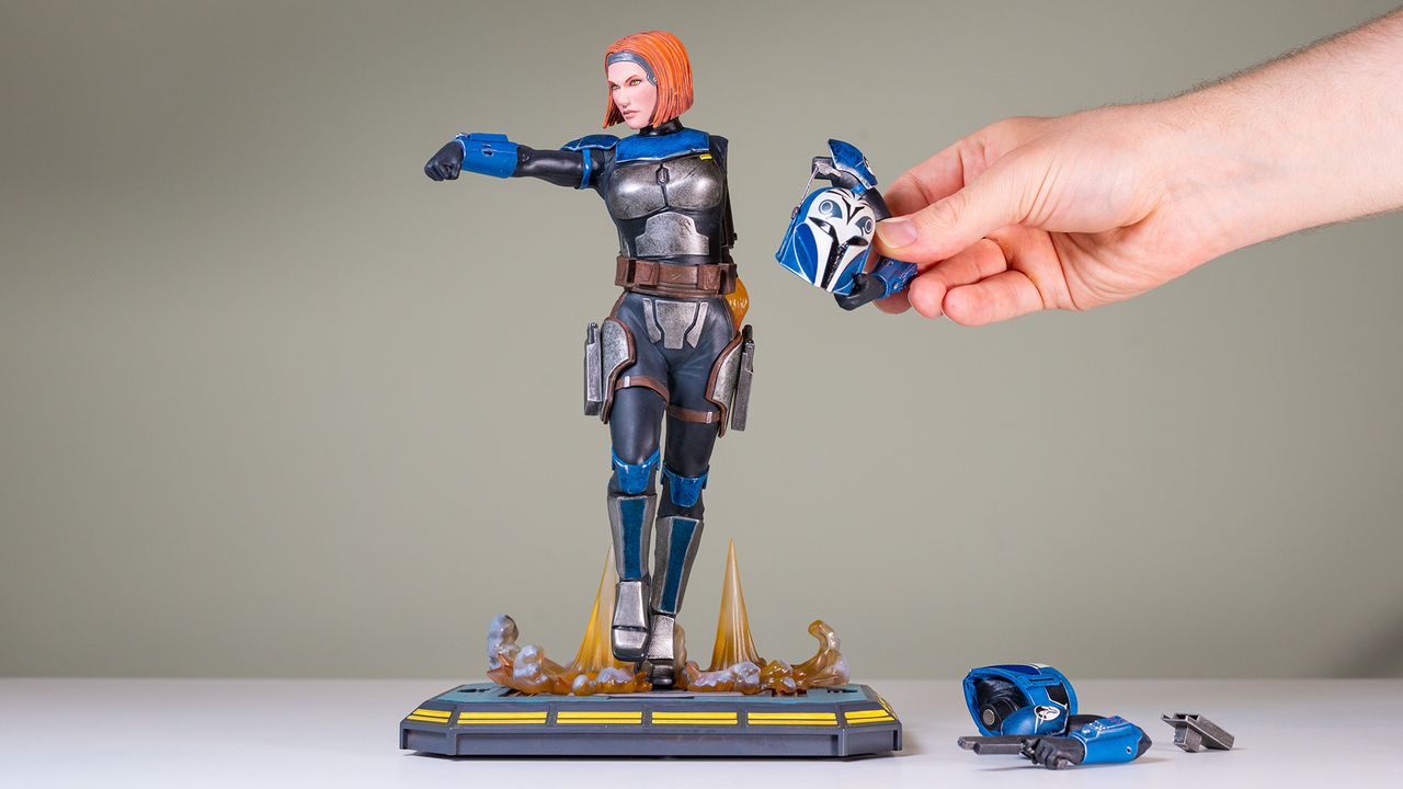 Assembling the Bo-Katan Kryze 1:7 scale statue on a green background