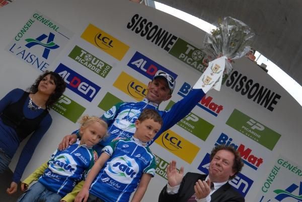 Jimmy Casper (Saur-Sojasun) salutes the crowd from the podium