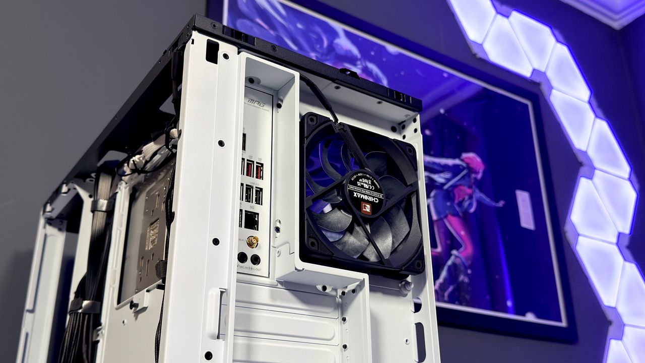 The Havn HS 360 PC case in black and white on a desk.