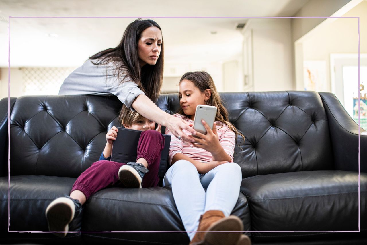 parent monitoring kids&#039; device usage