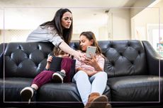 parent monitoring kids' device usage