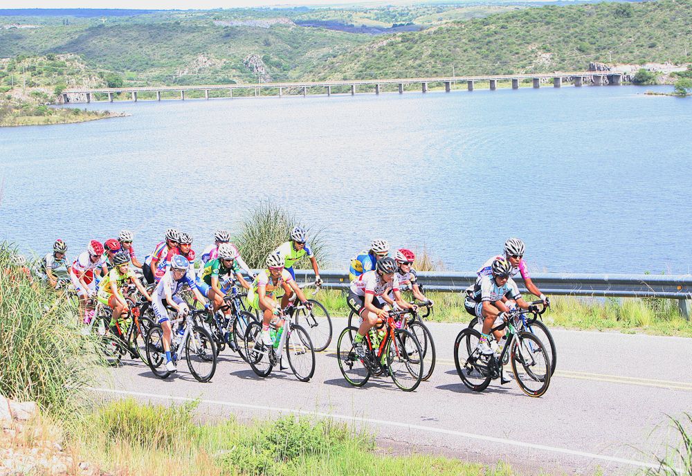 The peloton passes a lake during stage 1 of the Tour Femenino de San Luis