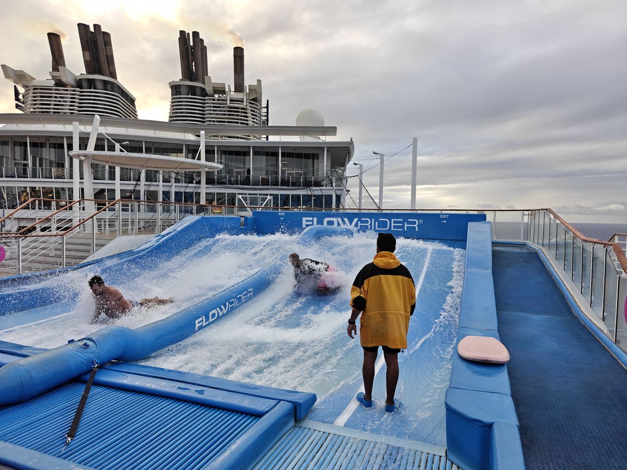 Dos hombres ca&iacute;dos en la atracci&oacute;n Flow Rider de un crucero