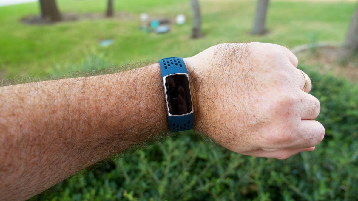 Fitbit Charge 5 update causes battery drain and black screen