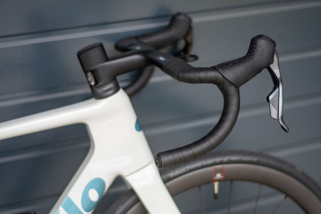 A white and blue Cerv&eacute;lo Soloist