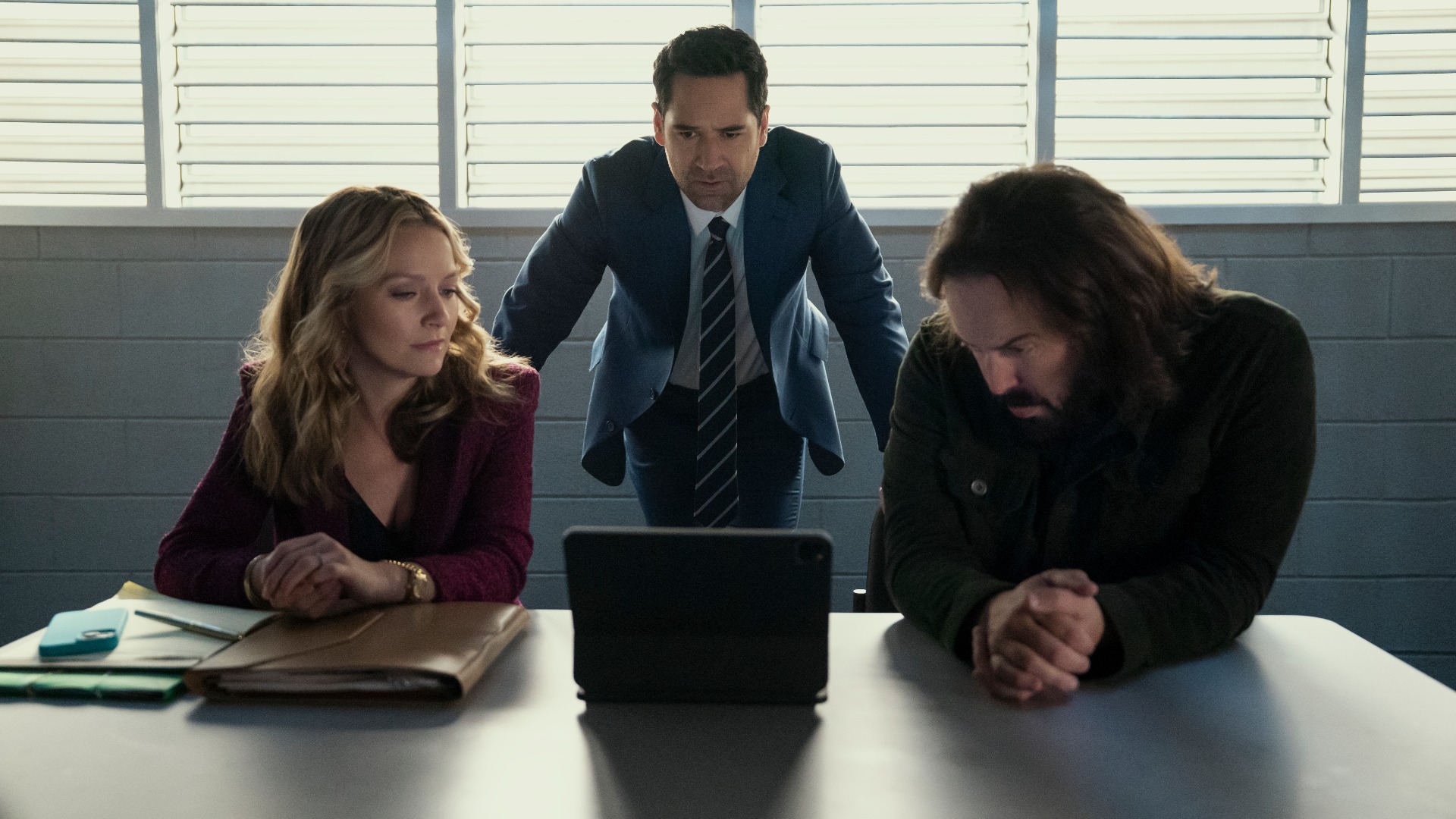 Becki Newton as Lorna Crane, Manuel Garcia-Rulfo as Mickey Haller, Angus Sampson as Denis "Cisco" Wojciechowski in episode 402 of The Lincoln Lawyer