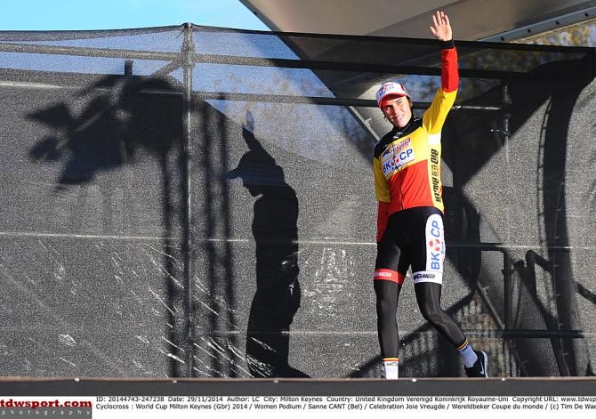 Sanne Cant waves to the crowd