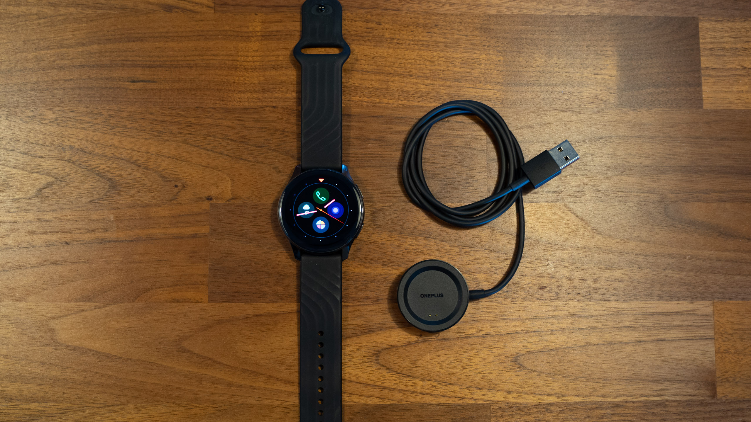 OnePlus Watch med oplader
