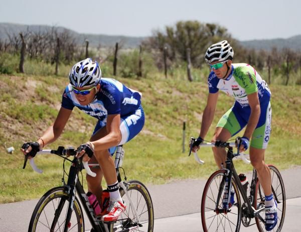 Lucero and Rosendo fight the crosswins on stage 1