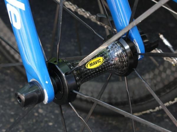 The front hub uses a carbon fiber body and aluminum flanges.