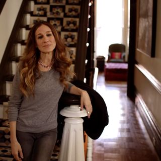 sarah jessica parker near wooden staircase