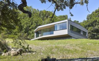 The geometric design enables the house to work with the Californian climate.