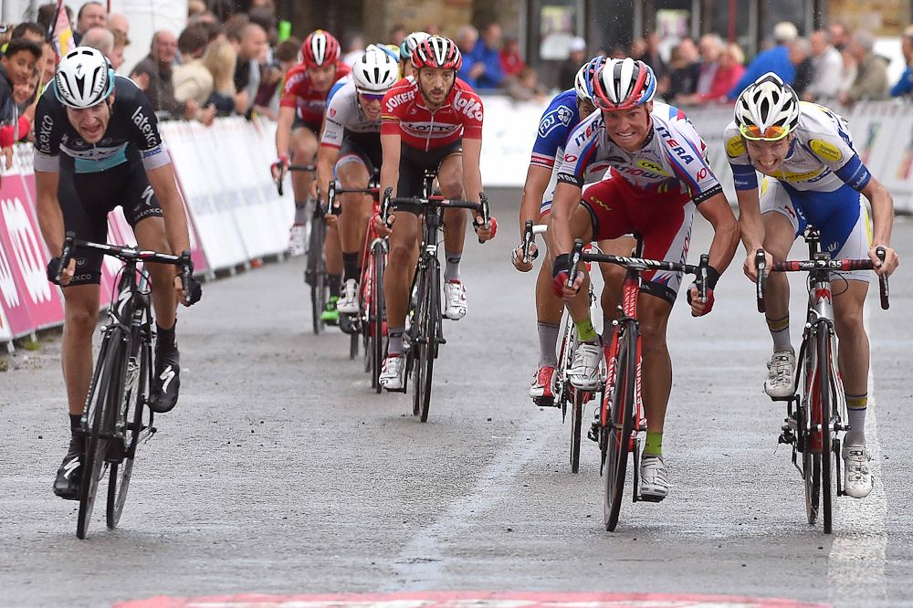 Ruders battle for the final podium spots during stage 3 at Tour de Wallonie