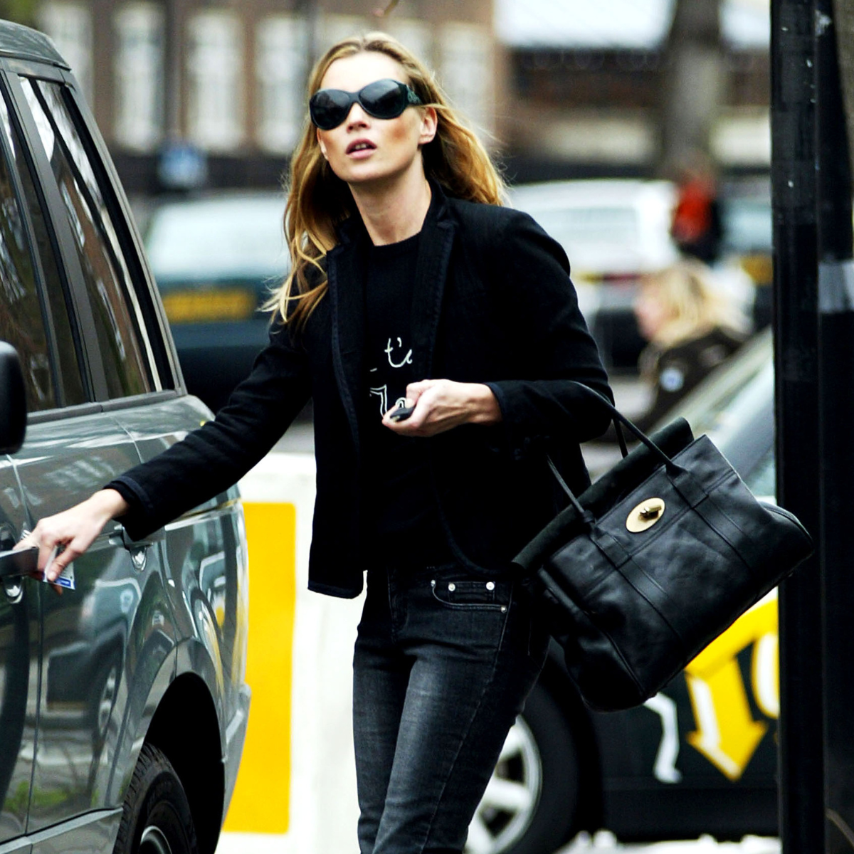 Kate Moss holds Mulberry bag