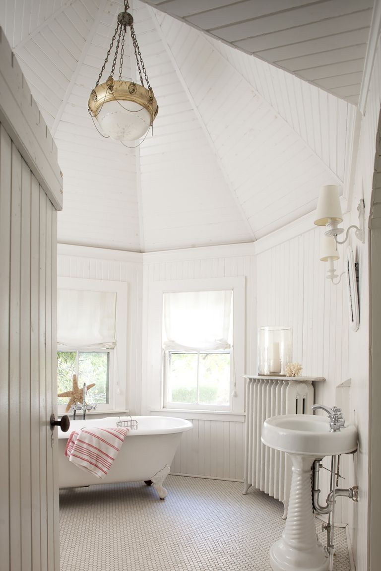 Should bathrooms be light or dark? | Homes and Gardens