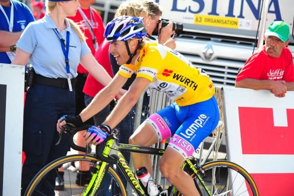 Damiano Cunego goes deep to defend his race lead