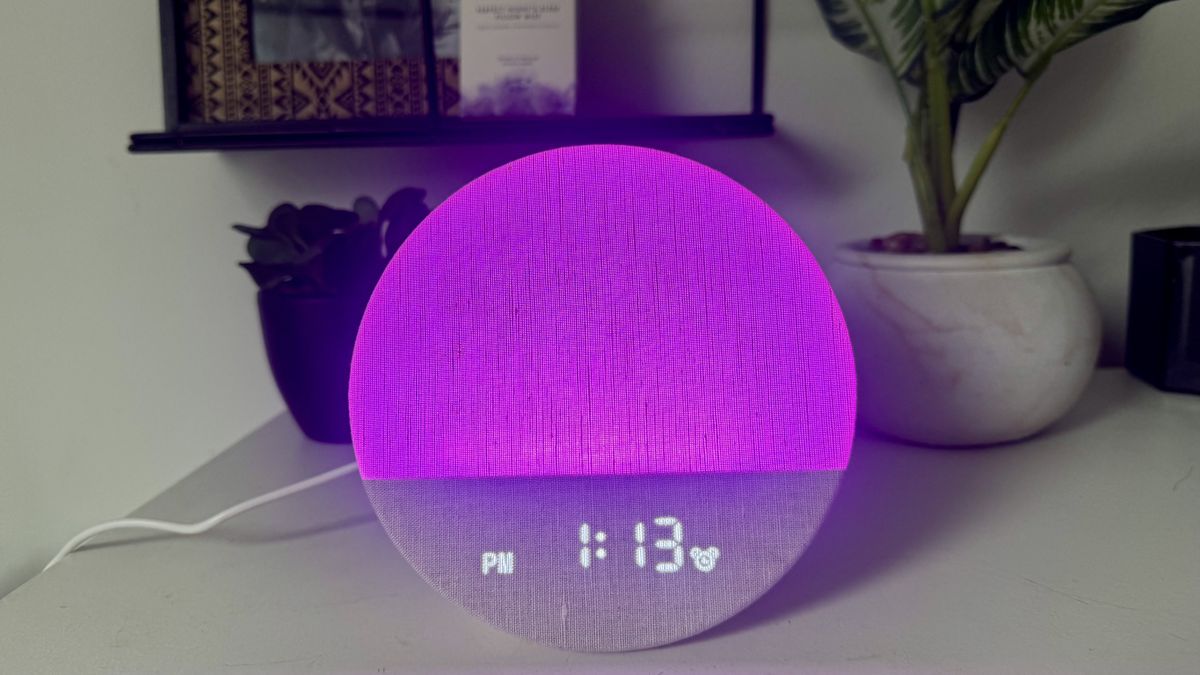Our sleep tech reviewer testing the Dreamegg sunrise alarm clock