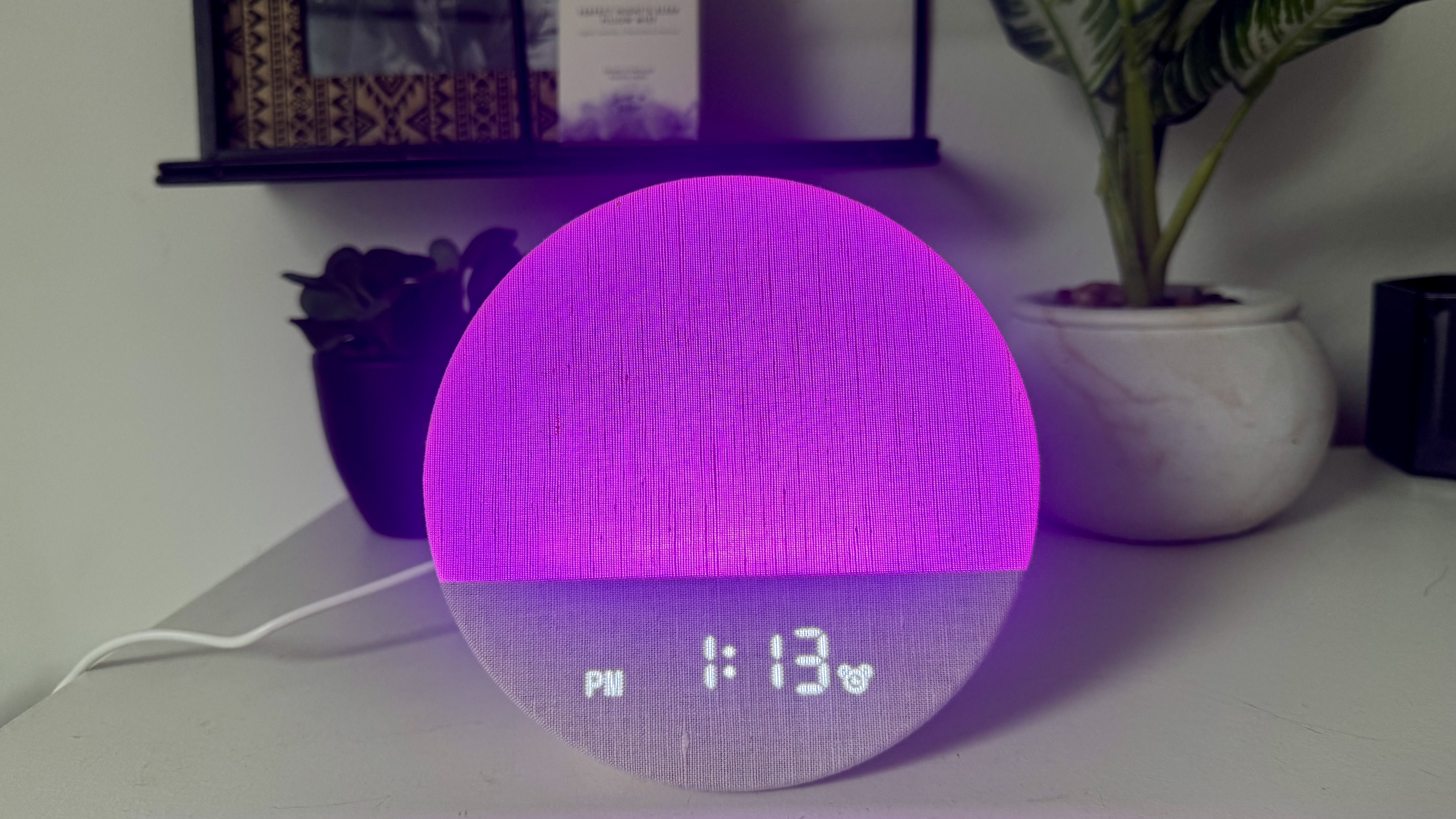 Our sleep tech reviewer testing the Dreamegg sunrise alarm clock 