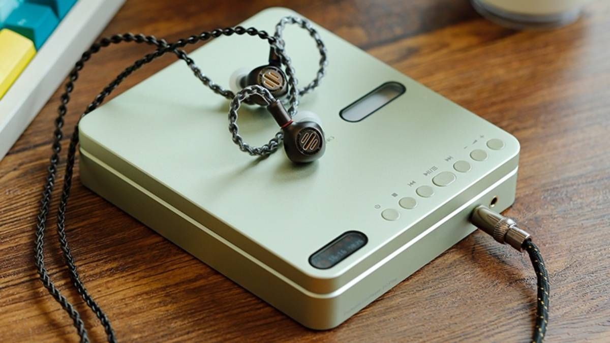 The Shanling EC Play with some wired earbuds.