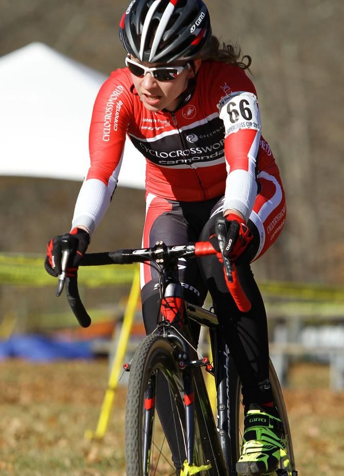 Up-and-comer Emma White (Cyclocrossworld) measures up her competition.