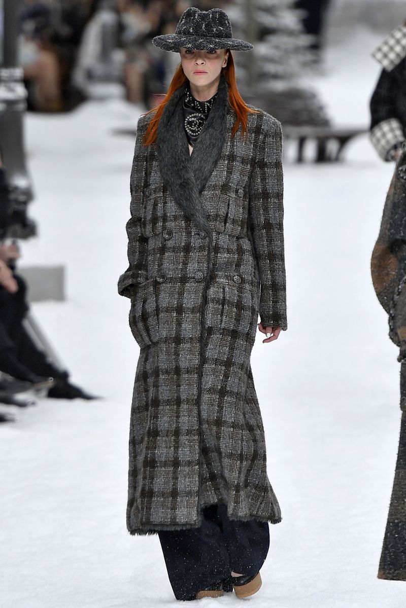 Fashion, Runway, Fashion show, Clothing, Fashion model, Winter, Street fashion, Human, Outerwear, Fur,