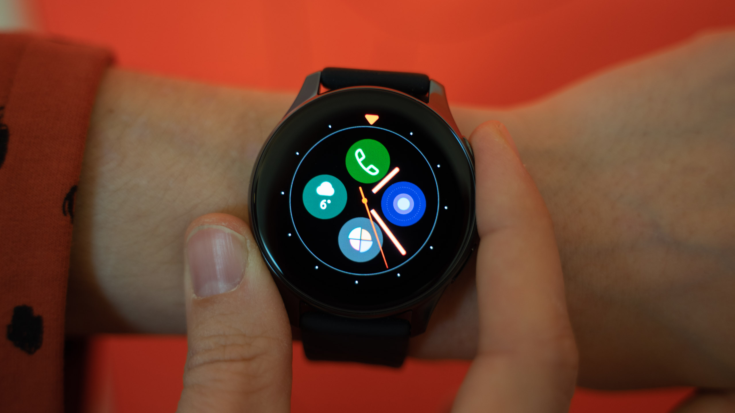 OnePlus Watch på et håndled.