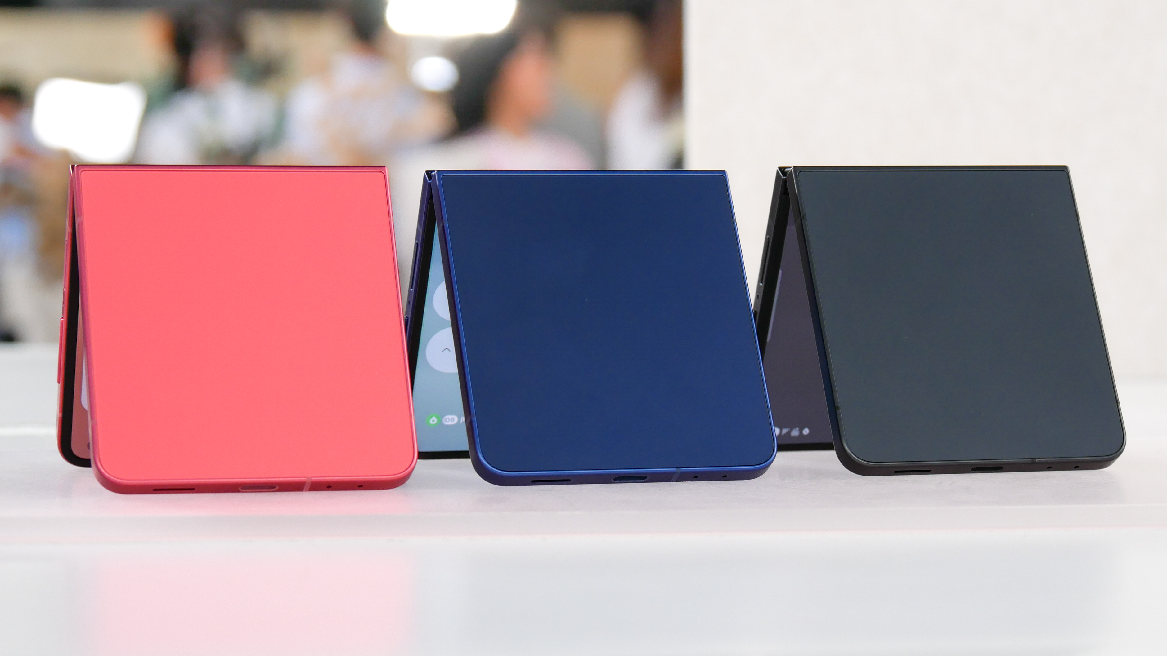 Samsung Galaxy Z Flip 7 in different colors.