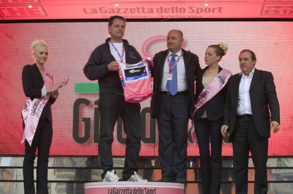 The presentation party gathers after stage 9 at the 2012 Giro d'Italia