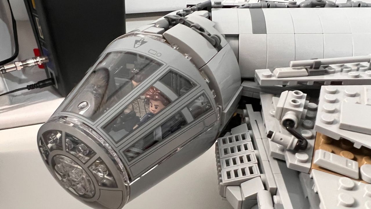 Lego Star Wars UCS Millennium Falcon 75192_Close up of cockpit