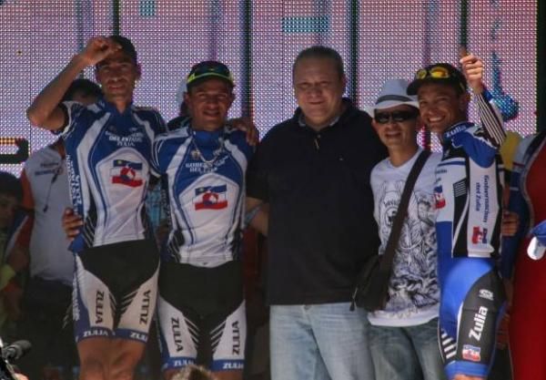 Team Zulia in the podium with his chief Hernan Aleman and Jose Rujano