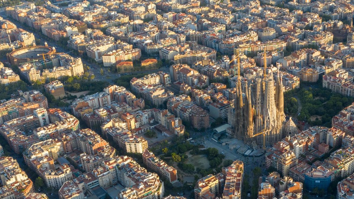 Barcelona travel guide: city break best things to do, hotels ...